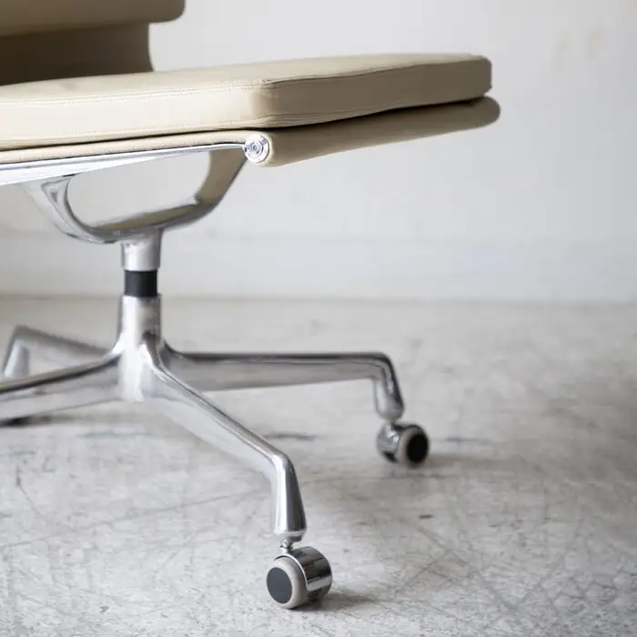 Silla_Auminum_softPad_baja_beige_detalle3